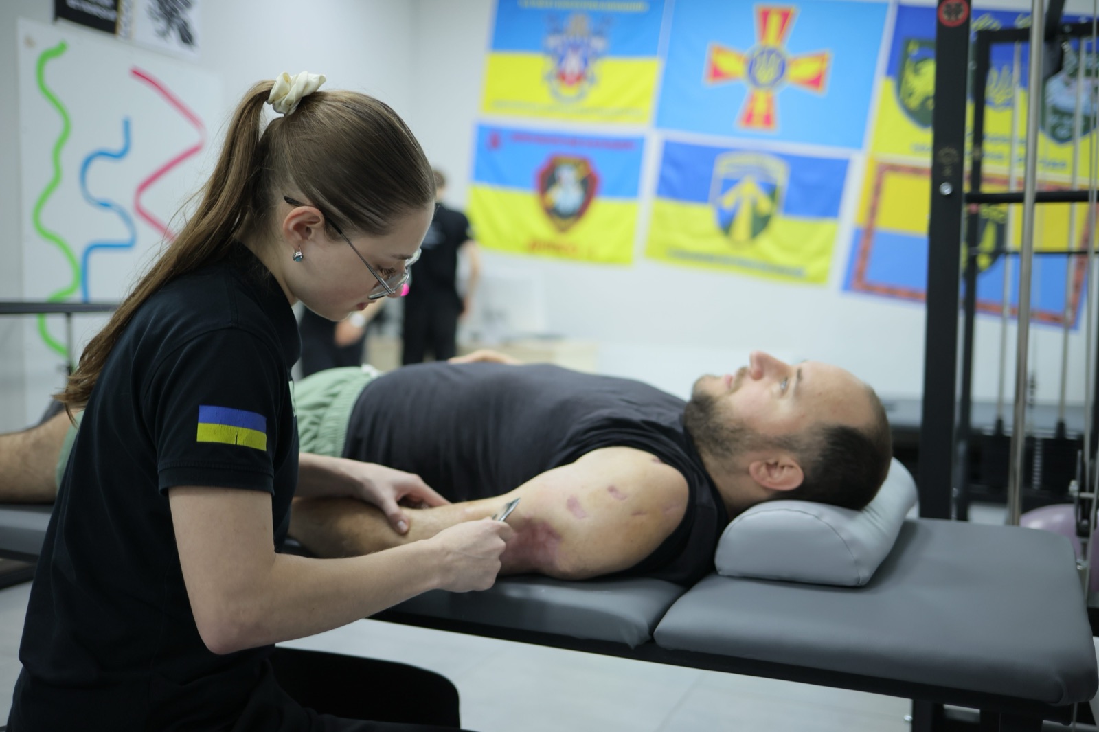 A patient in an individual physical rehabilitation session